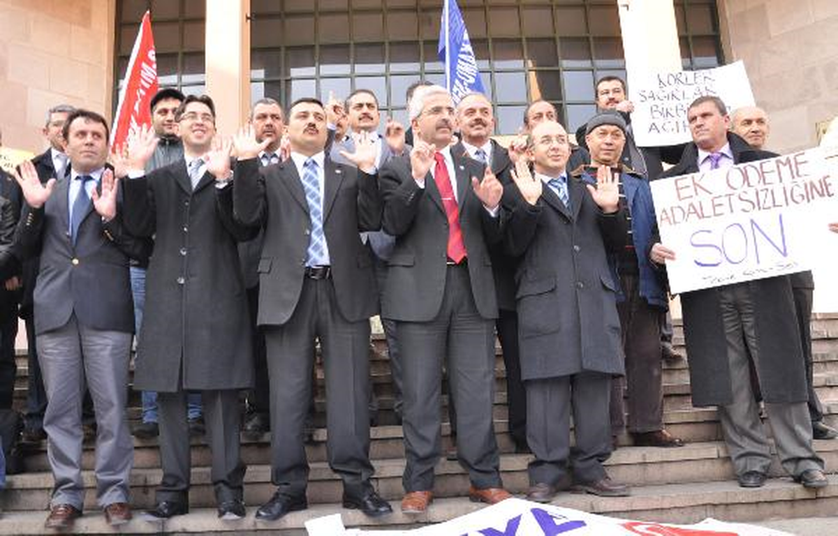 Sesini Duyuramayan Memurdan İşaret Dilli Eylem