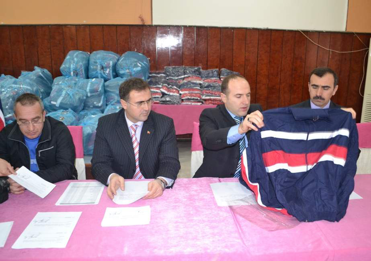 Siirt\'te Sydv Okullara Spor Malzemesi Dağıttı