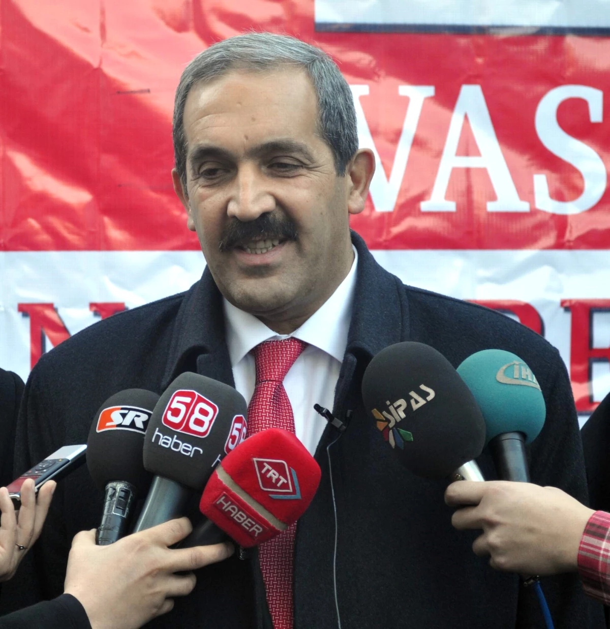 Sivas Belediyesi Bir Kamyon Dolusu Yardımı Van\'a Gönderdi