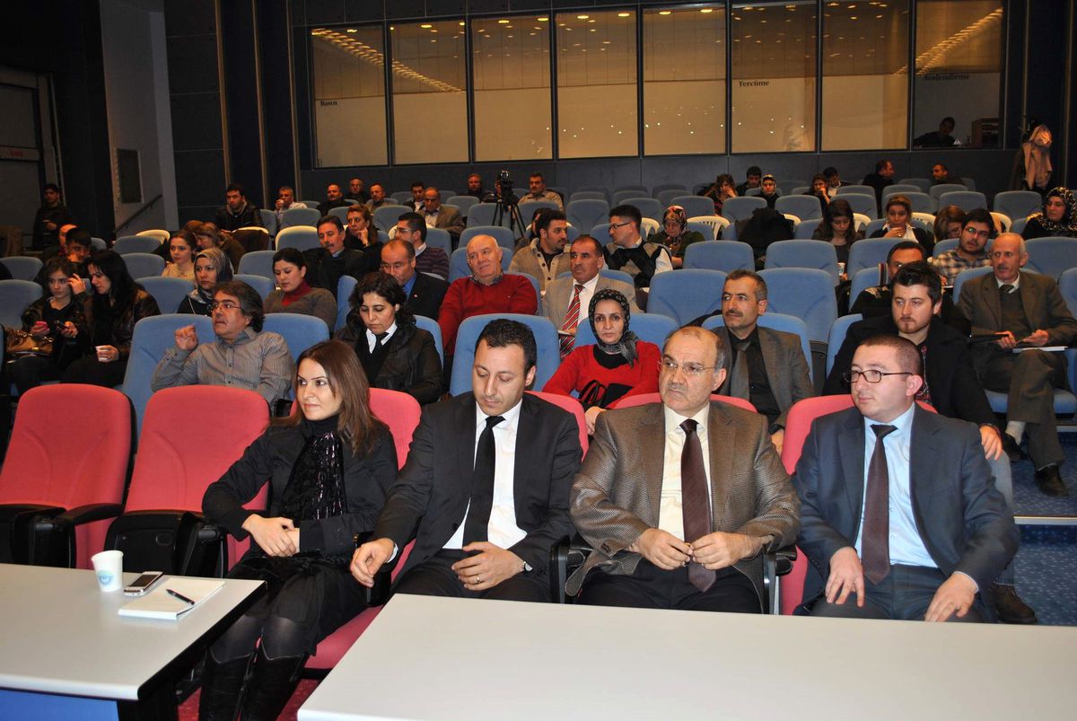 'Siyasetçi Toplumun Yükünü Çekmeli'