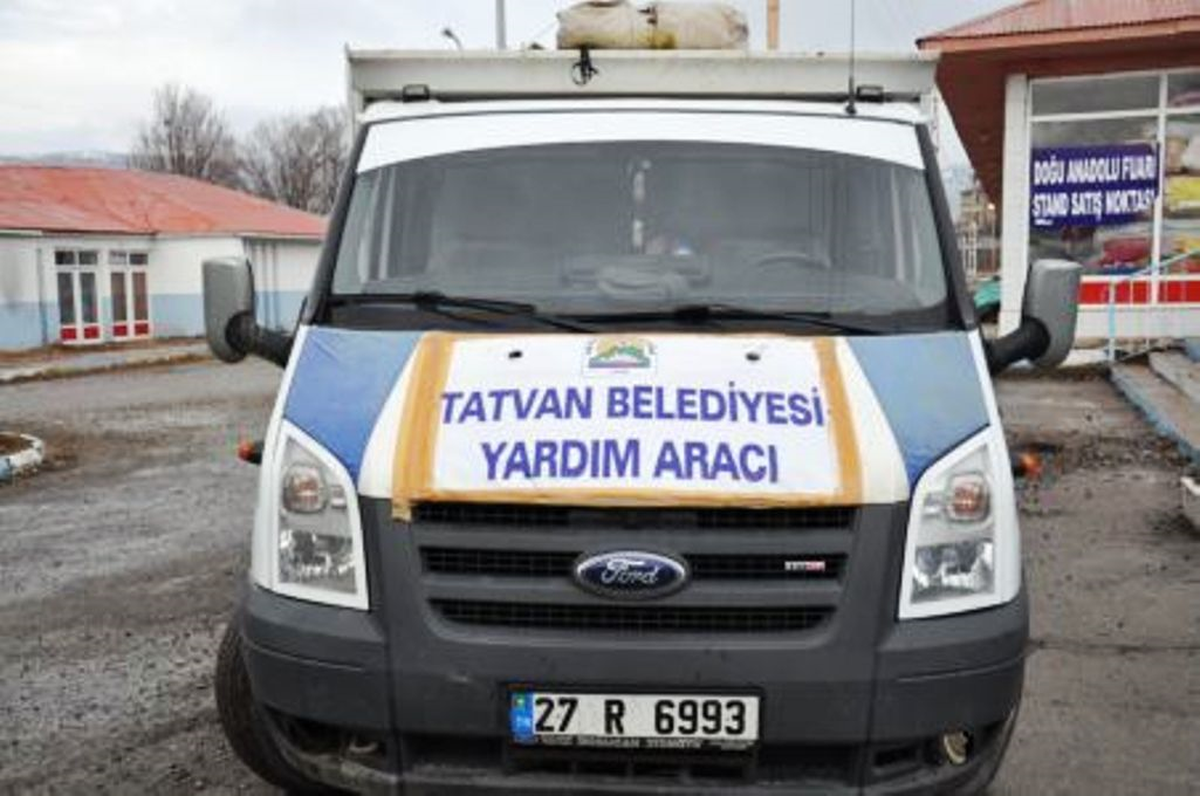 Tatvan\'da Depolanan Yardımlar Ayıklanarak Van\'a Gönderiliyor