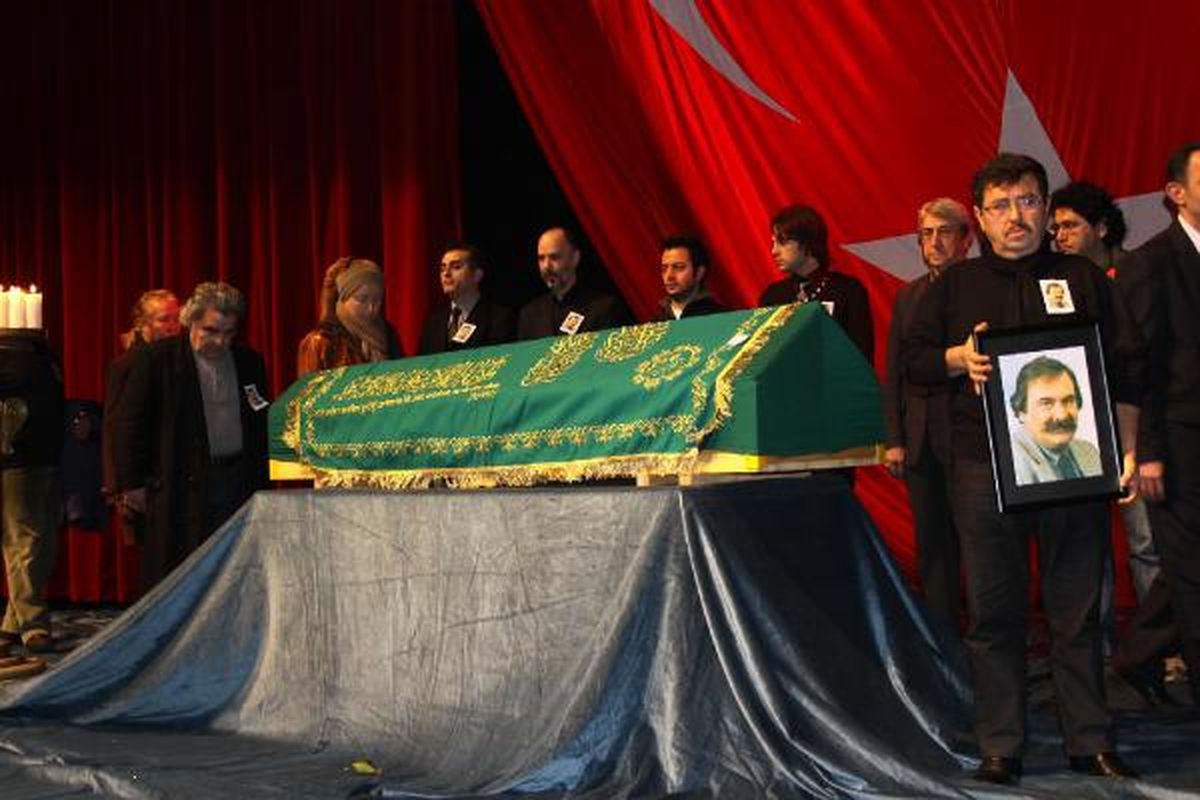 Tuncer Sevi'yi Son Yolculuğuna Tiyatrocu Dostları Uğurladı