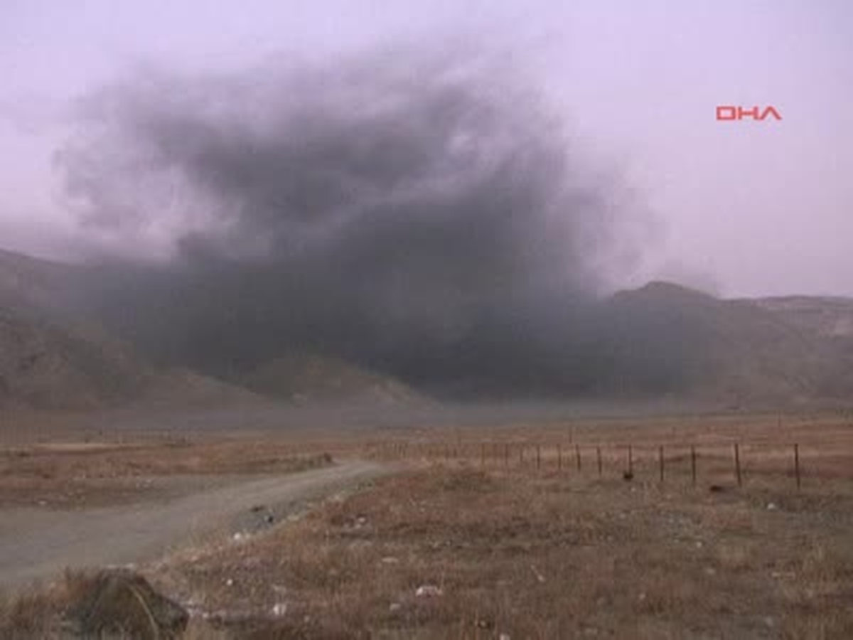 Üçüncü Ordu\'da Mühimmat Patlatılması Korkuttu Erzincan\'da Akşam Saatlerinde Ard Arda Yaşanan Patlamalar Vatandaşlar Arasında Korku ve Paniğe Neden Oldu. 3\'ncü Ordu Komutanlığına Ait Alanda, Süresi Dolmuş Yaklaşık 80 Ton Mühimmatın İmha Edilmesi Yüzünden Patlamaların Meydana Geldiği Bildirildi.