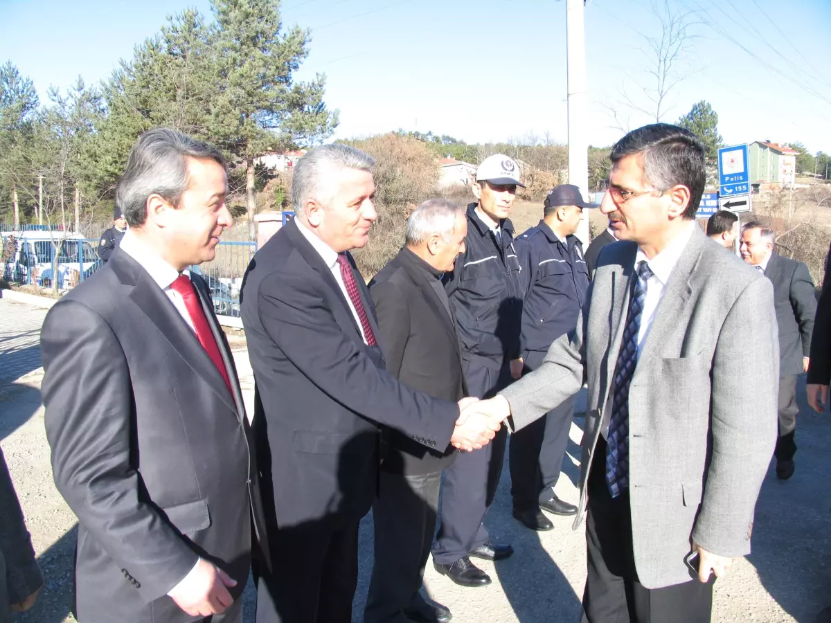 Vali Erdoğan Bektaş Araç\'ta İncelemelerde Bulundu