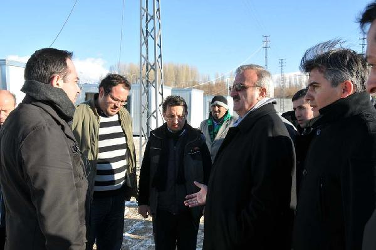 Van Valisi Karaloğlu, Konteynerleri Zamanında Teslim Etmeyen Firma Yetkililerini Fırçaladı