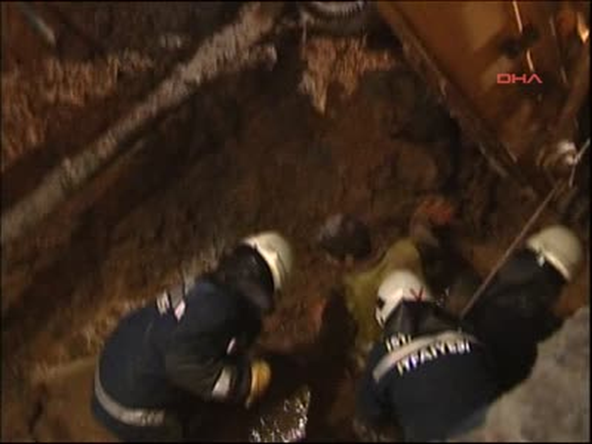 Toprak Kaydı; 2 İşçi Beline Kadar Toprağa Gömüldü