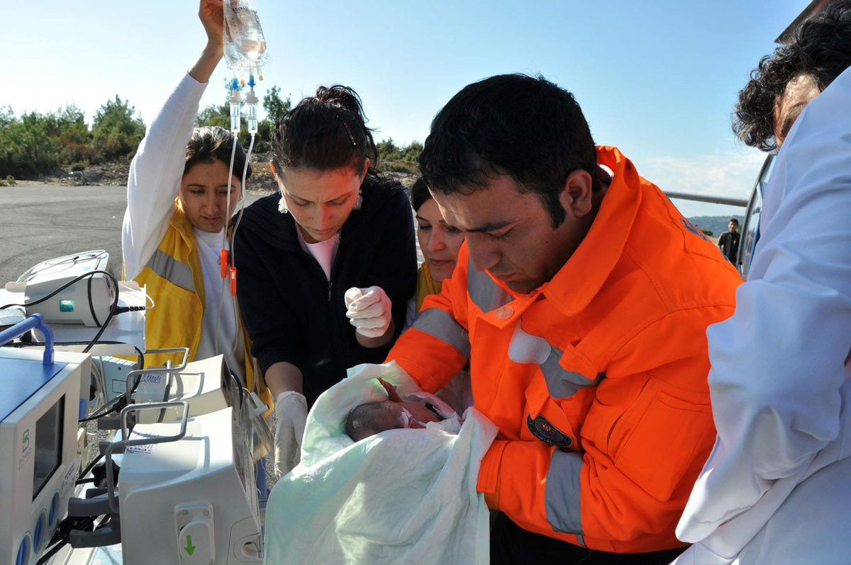 25 Haftalık Doğan Bebek Helikopterle Hastaneye Sevk Edildi