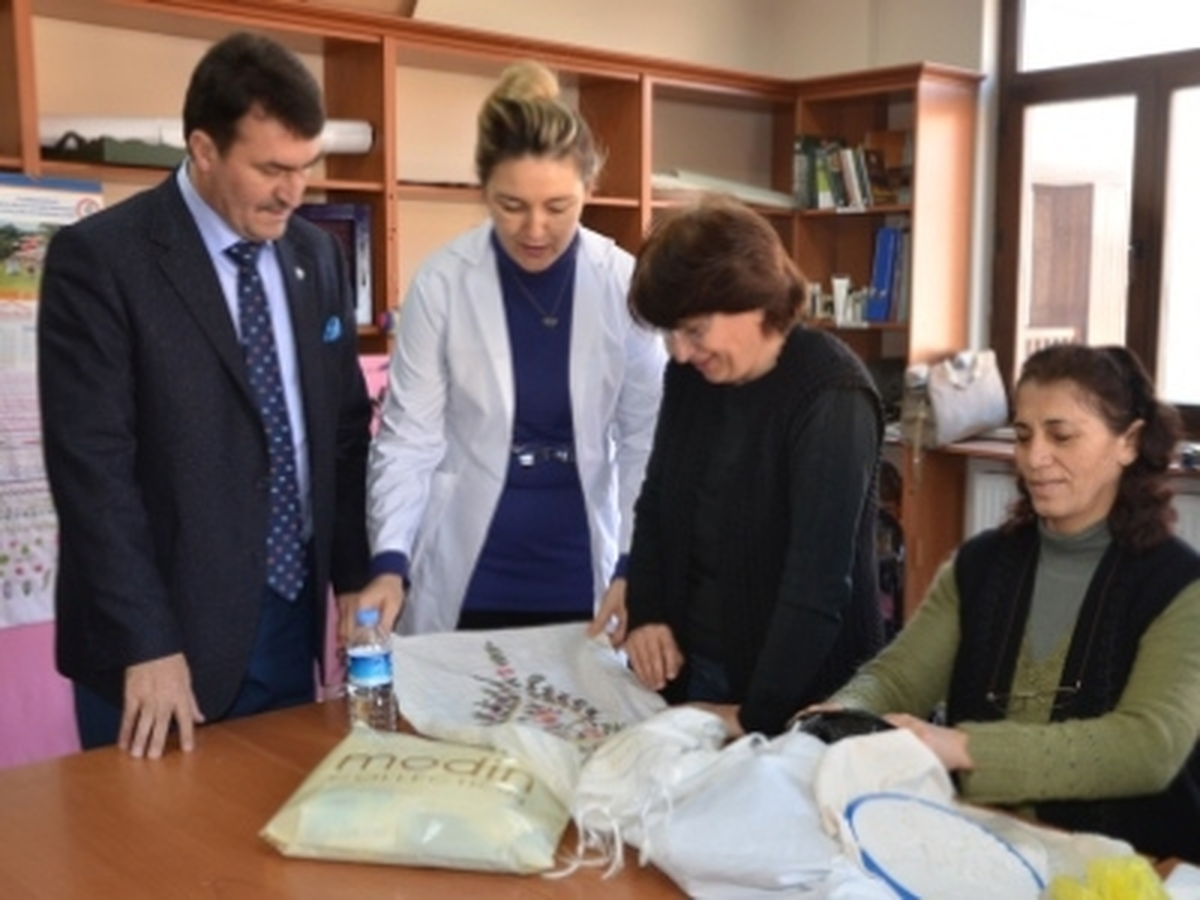 Başkan Dündar El İşlerine Hayran Kaldı