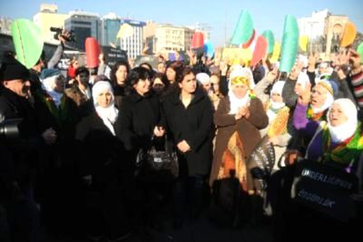 BDP\'li Kadınlardan "Uludere" Protestosu