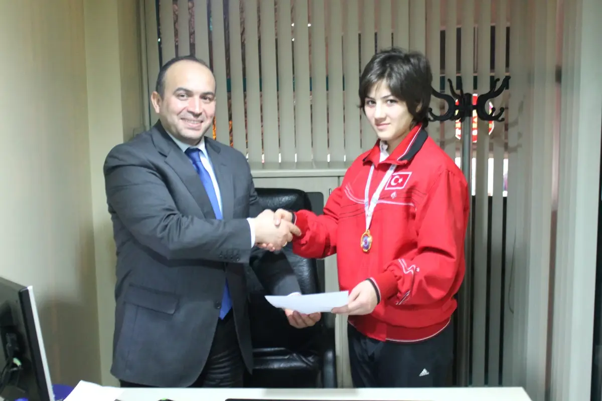 Büyük Anadolu Hastanesi Şampiyon Boksöre Sponsor Oldu