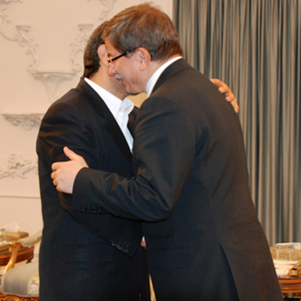 Davutoğlu, Ahmedinejad ile Görüştü