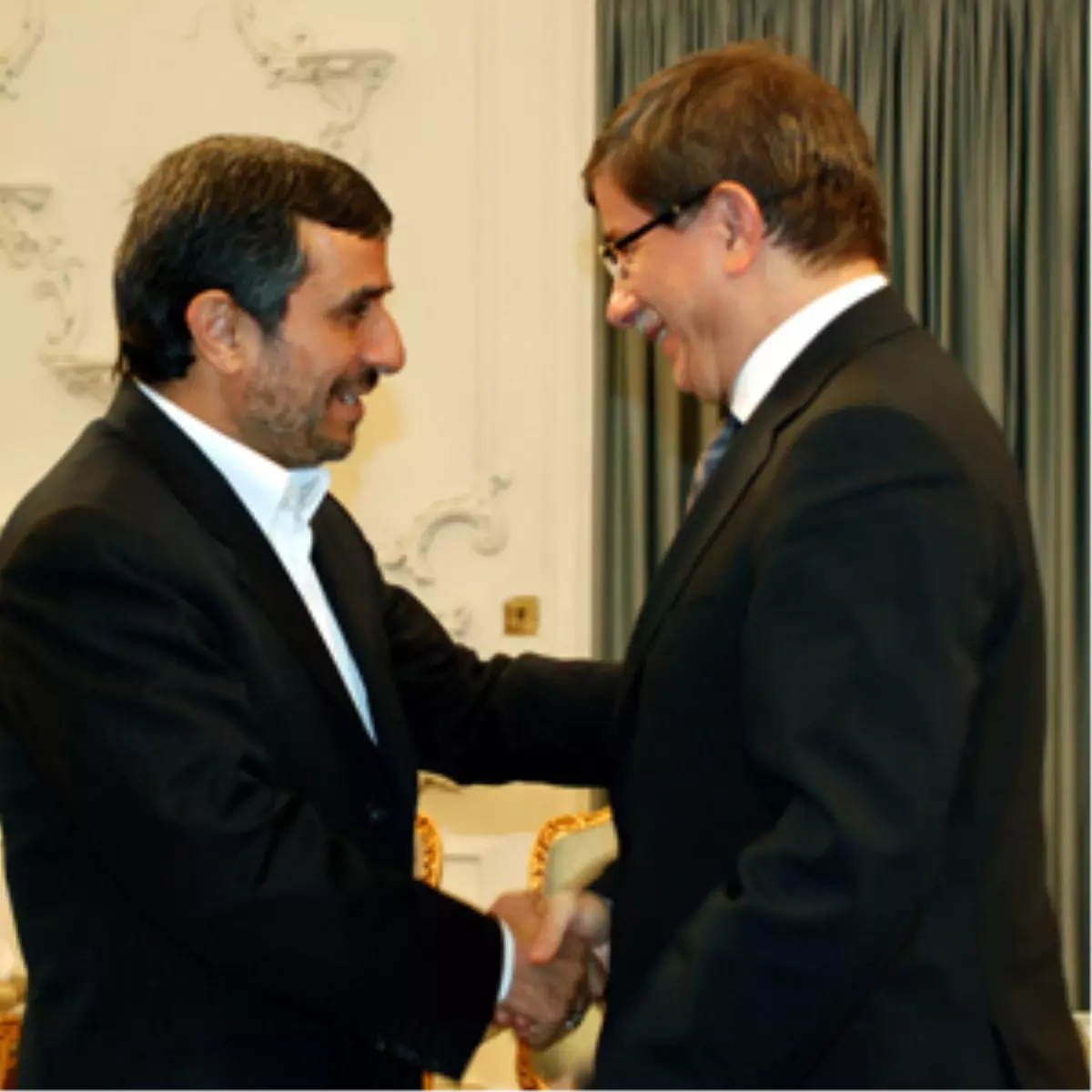 Davutoğlu, Ahmedinejad ile Görüştü