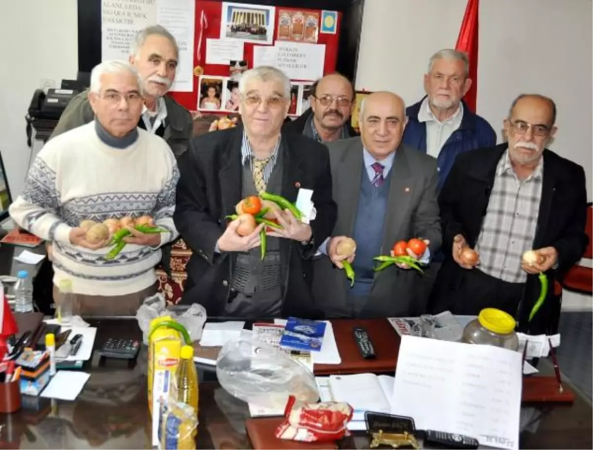 Emeklilerden Domates ve Patatesli Zam Protestosu