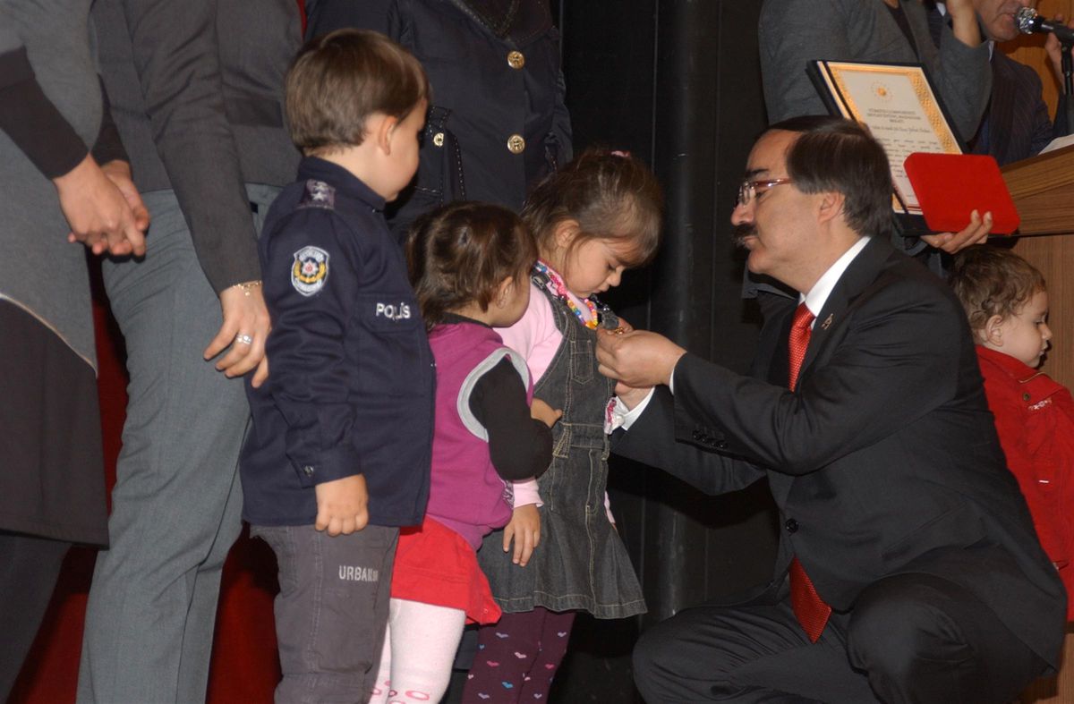 Gazi ve Şehit Yakınlarına Devlet Övünç Madalyası