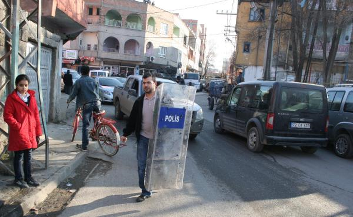 Gösterici Çocuklar, Polis Kalkanını Alıp Kaçtı
