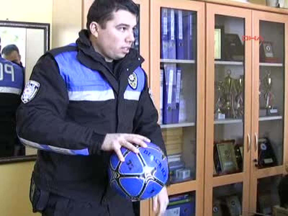 Hakkari'de Polis Öğrencileri Kitap, Dergi, Futbol Topu Dağıttı