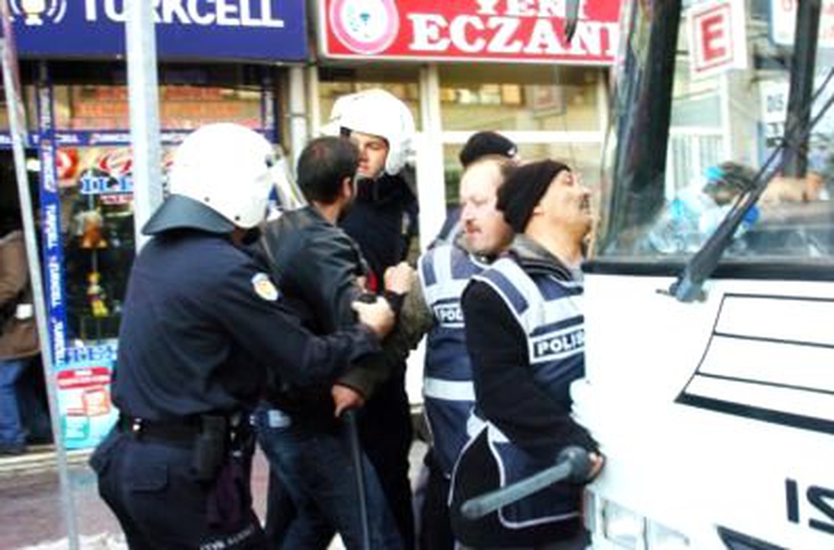 İzinsiz Yürüyüş Yapan Deri İşçilerine Coplu Biber Gazlı Müdahale
