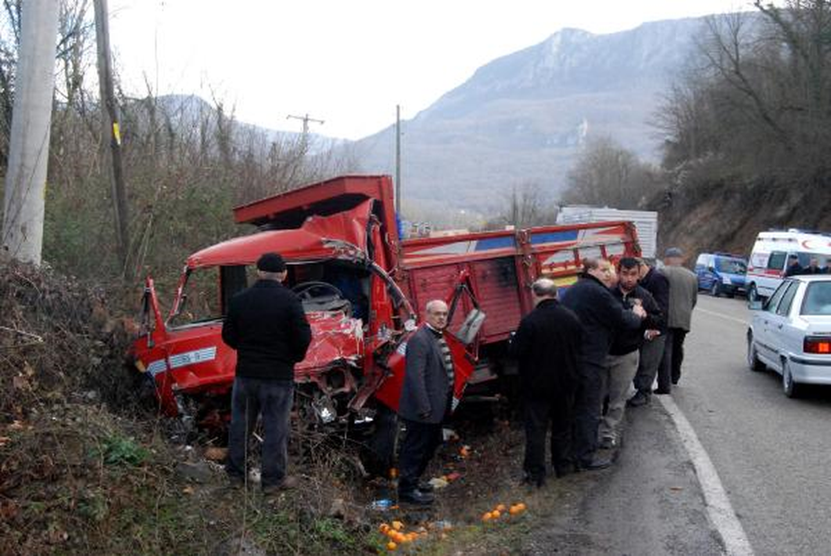 Kamyonet ile Tır Çarpıştı: 1 Ölü, 2 Yaralı