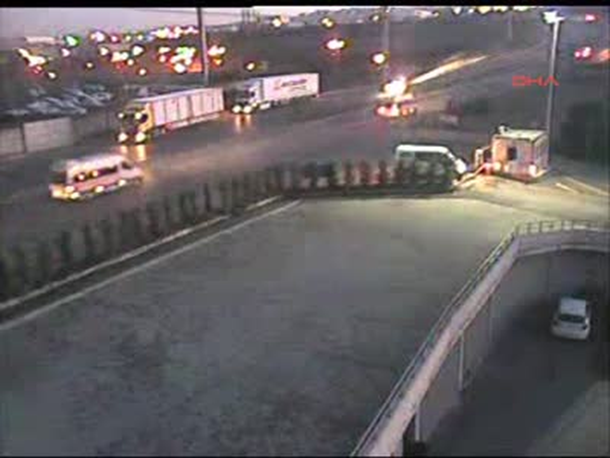 TIR\'la Çarpışan Kamyonetten 60 Bin Liralık Çalıntı Kablo Çıktı