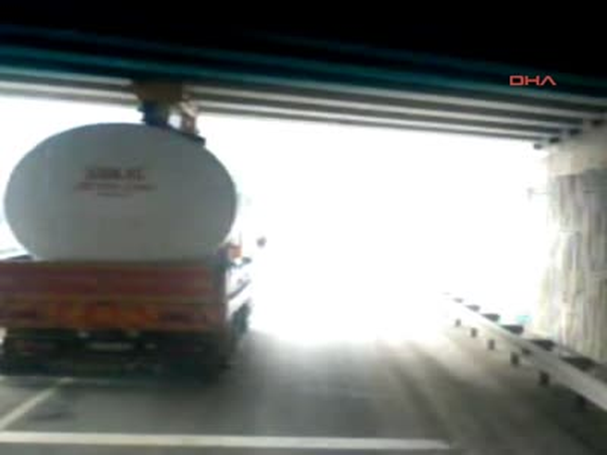 Köprüye Sıkışan Tanker Panik Yarattı