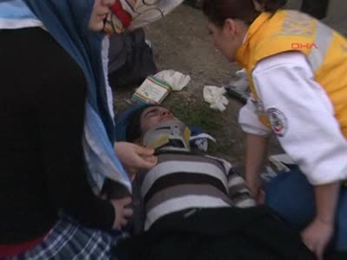 Minibüs Durakta Bekleyen Öğrencilerin Arasına Daldı: 3 Yaralı