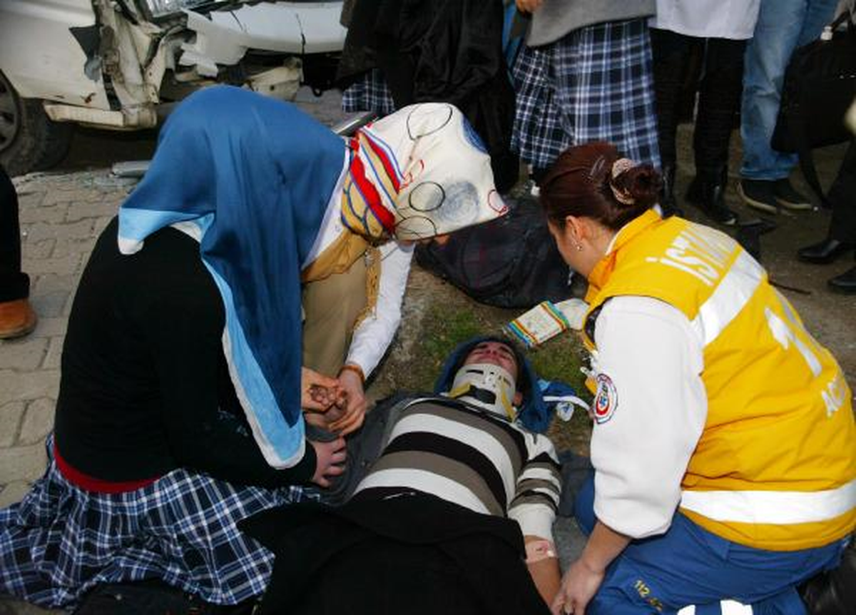 Minibüsle Öğrencilerin Arasına Daldı