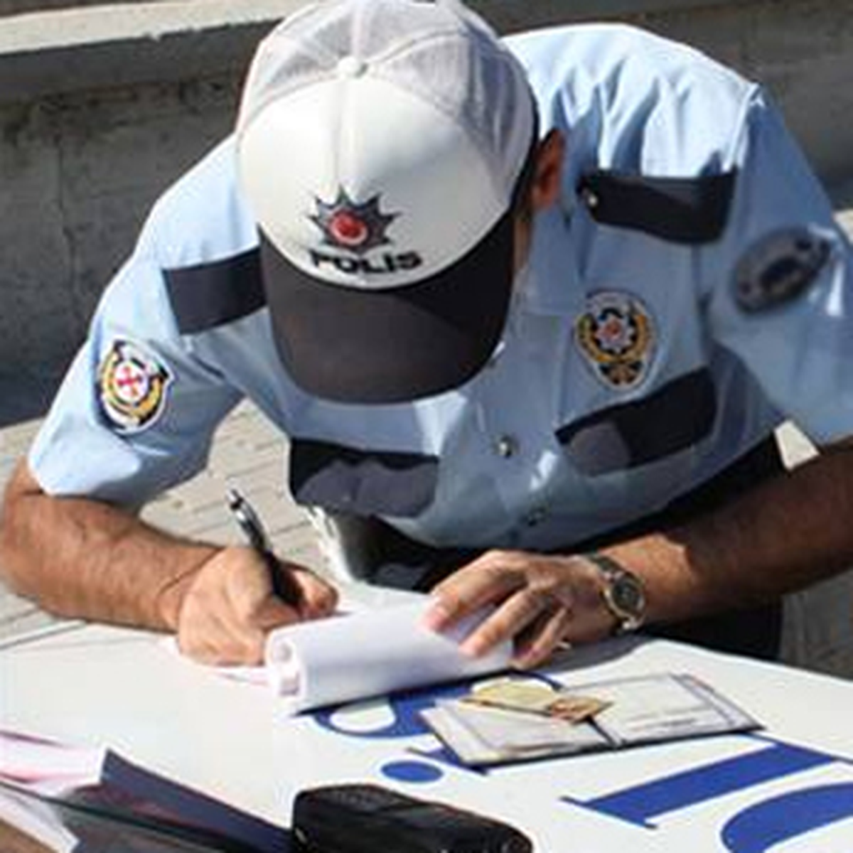 Polis, Arama Yaptığı Arabaya Gizlice Paket Yerleştirirken Kameraya Yakalandı