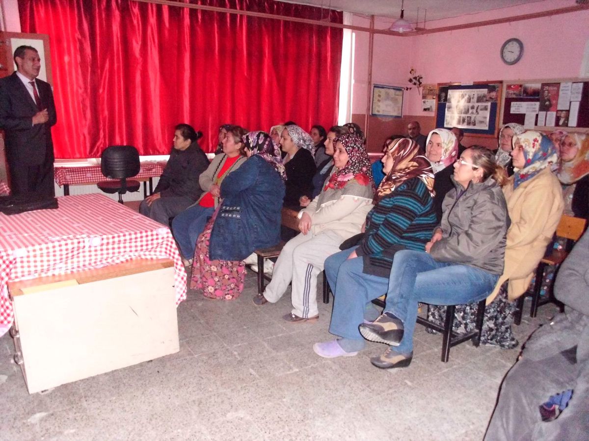 Salihli'de Öğrenci Velilerine Konferans