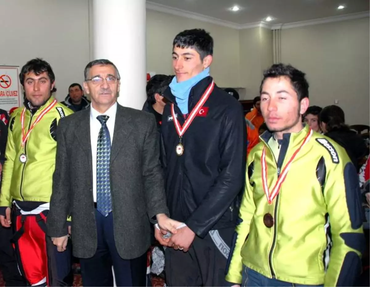 Sarıkamış\'ta Düzenlenen Kayak Yarışmaları Sona Erdi