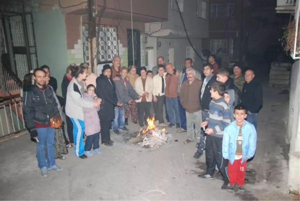 Sokakta Elektrik Kesintisi Eylemi
