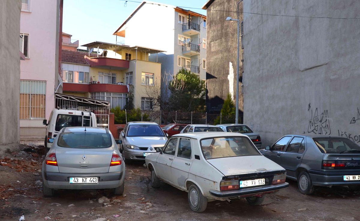 Yıkılan Binaların Yeri Otopark Oldu