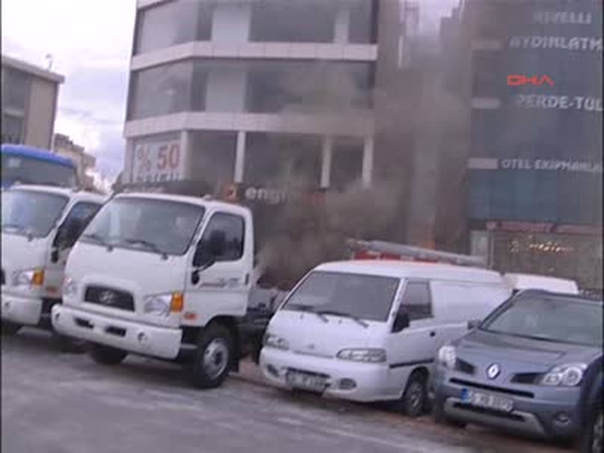 5 Katlı Mobilya Mağazasında Korkutan Yangın