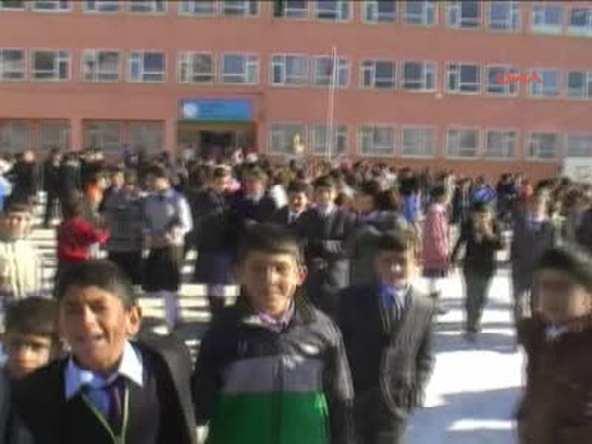Başkale\'de 3 Okulun Öğrencileri Karayolundan Ölümü Göze Alıp Geçiyor