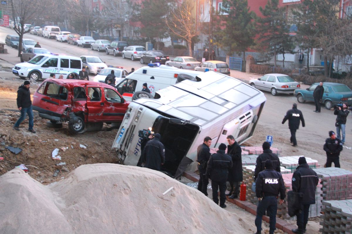 Başkentte Çevik Kuvvet Minibüsü Devrildi: 20 Yaralı