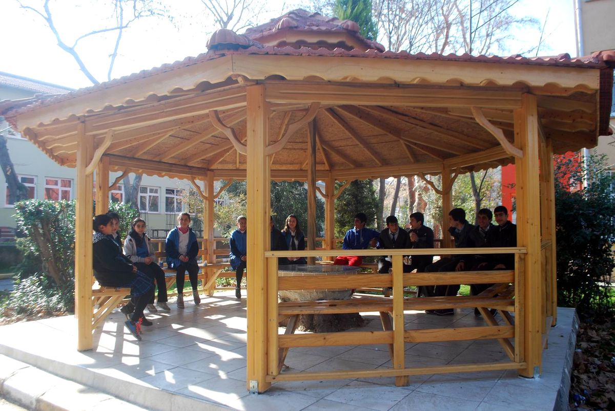 Eski Mezunlardan Okullarına Kameriye Jesti