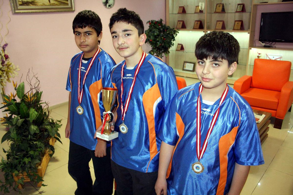 Kars\'ta Düzenlenen Okullar Arası Masa Tenis Turnuvasında Sultan Alparlan Koleji Birinci Oldu