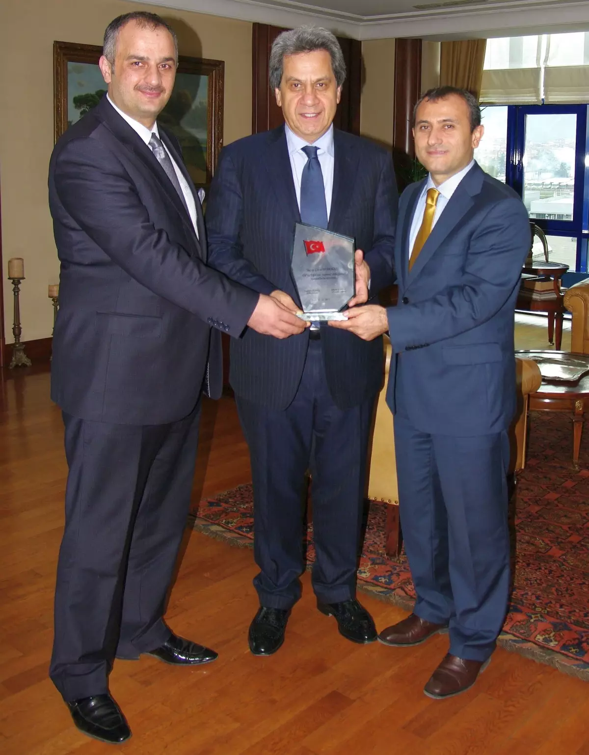 Kaymakam Sonel ve Başkan Saral\'dan Nuhoğlu\'na Plaket