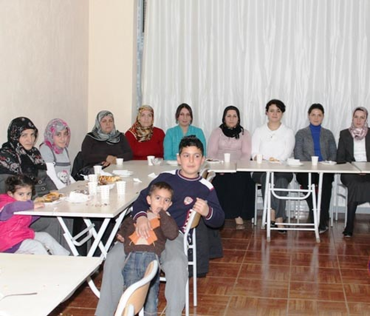 Kaymakamın Eşi Depremzedeleri Ziyaret Etti