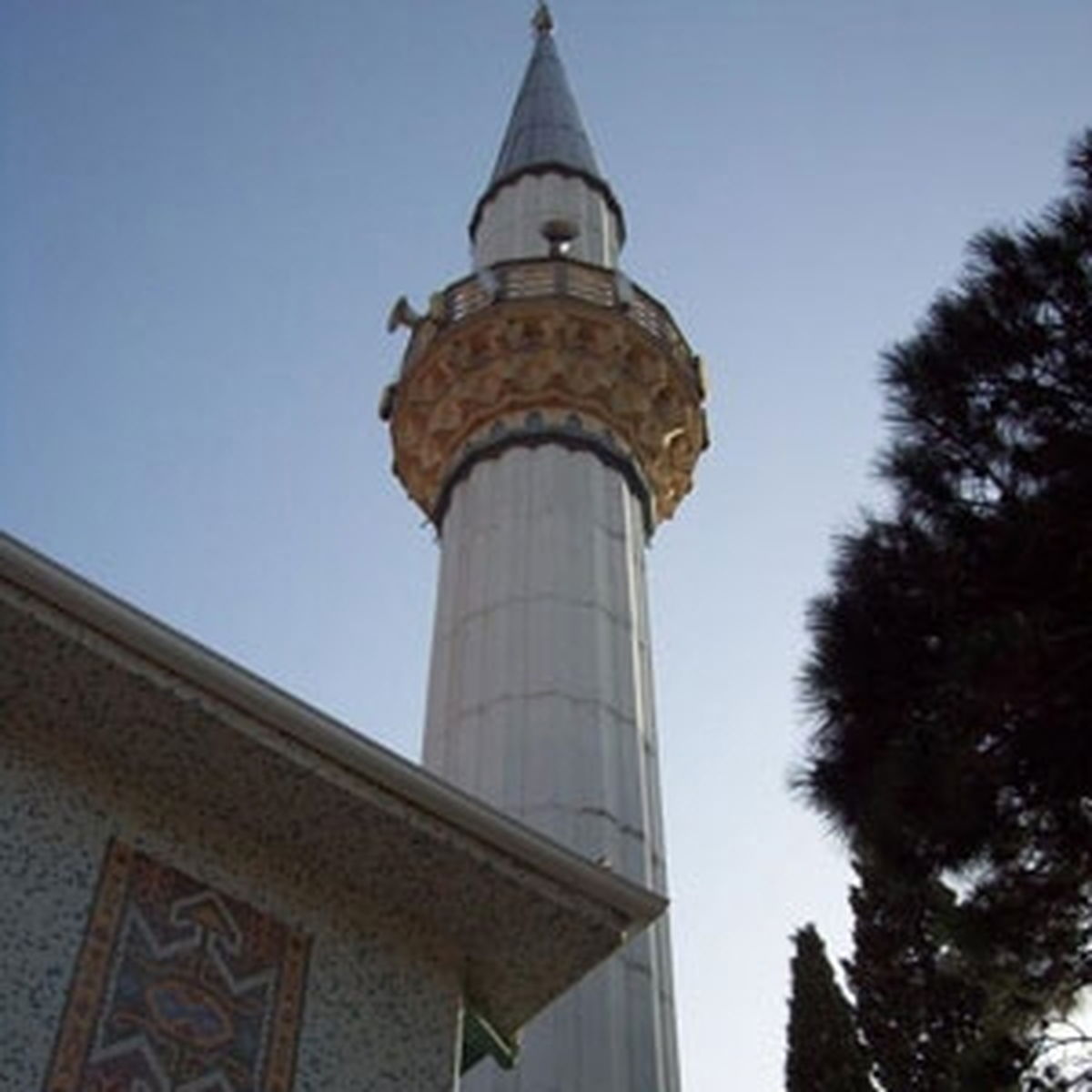 Merkezi Ezan Sistemini Kapatmayan İmam Camiyi Yaktı