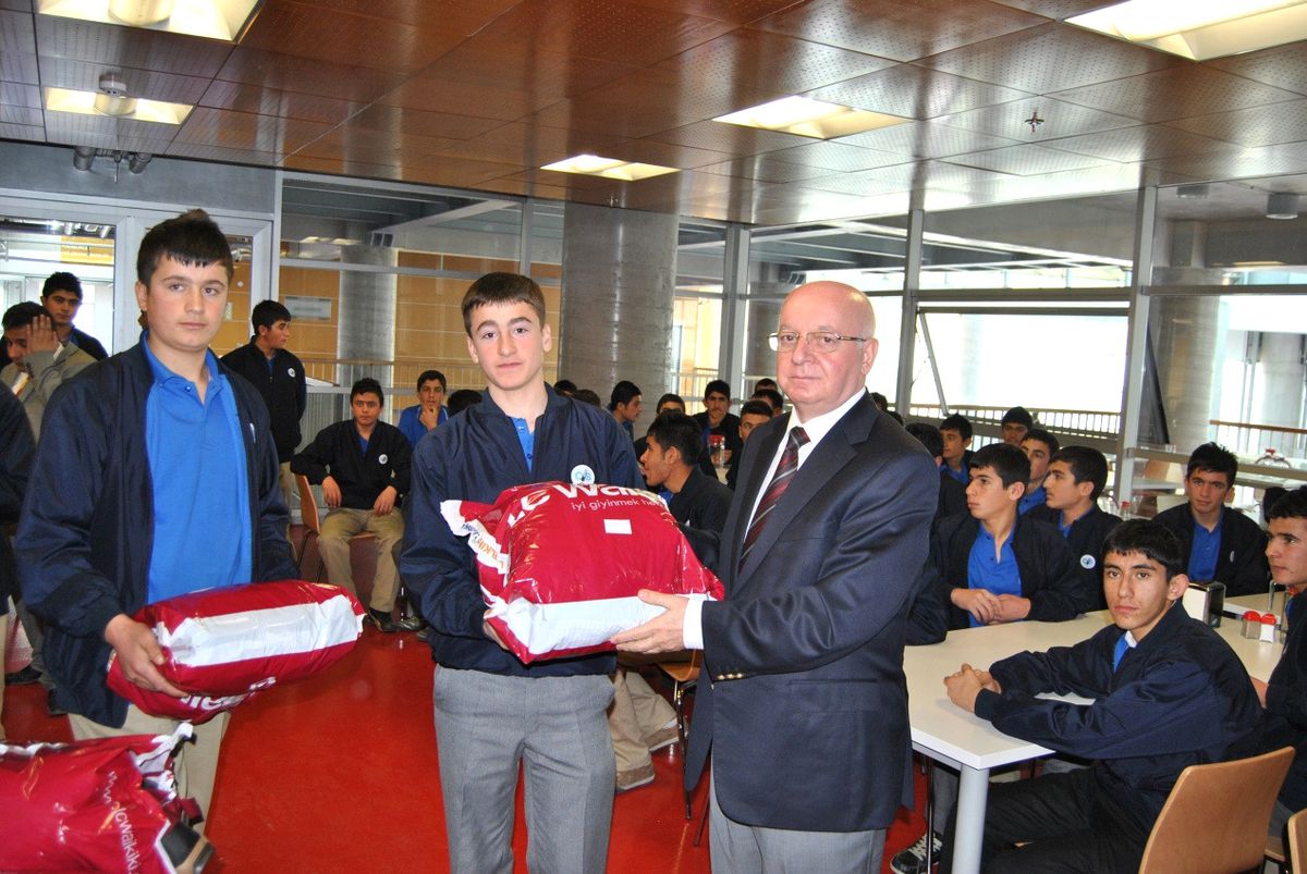 Oib Lisesi\'nden Vanlı Öğrencilere Yardım Eli