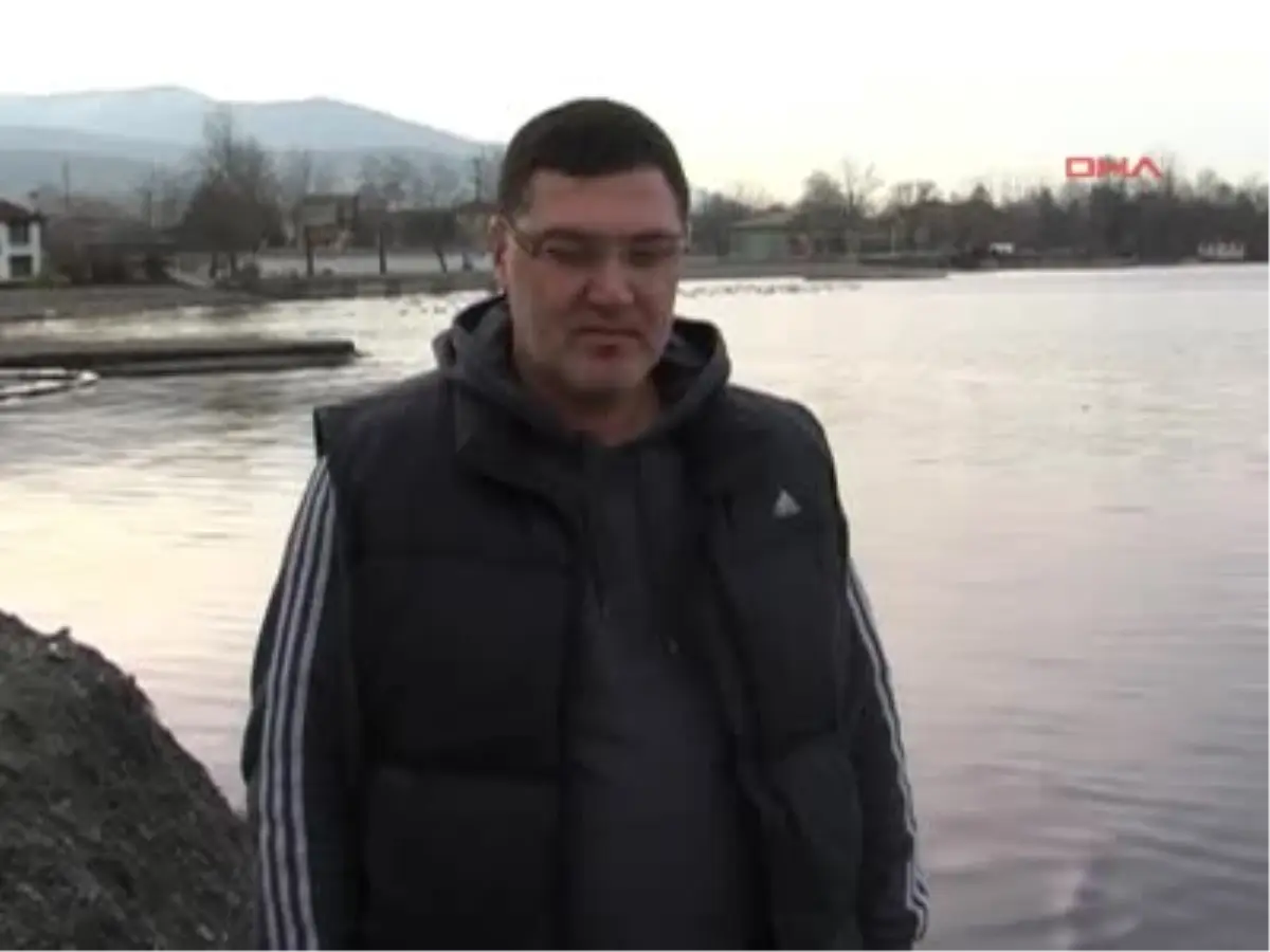 Okulun Fuel Oil Tankı Patladı, Bir Ton Civarında Fuel Oil Sapanca Gölü\'ne Aktı