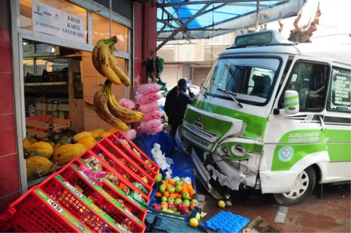 Otomobil Minibüse Çarptı: 5 Yaralı