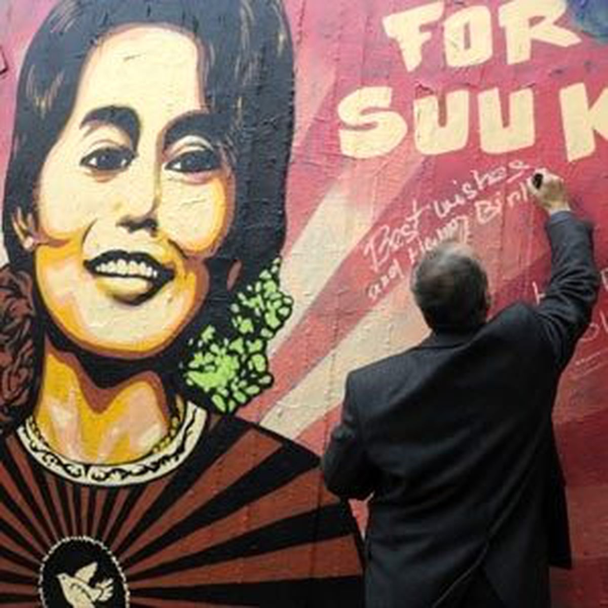 Suu Kyi'nin Partisi Seçimlere Katılabilecek
