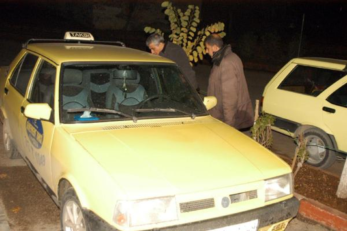 Taksicinin Parasını ve Cep Telefonunu Gasp Edip, Bagaja Kilitlediler