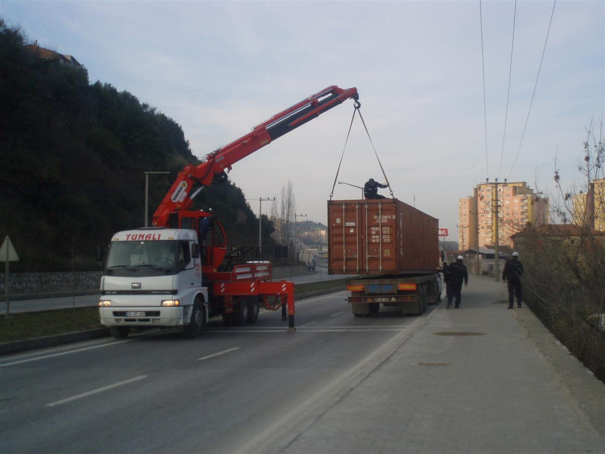Tırdan Kayan Konteynır Trafiği Kapattı