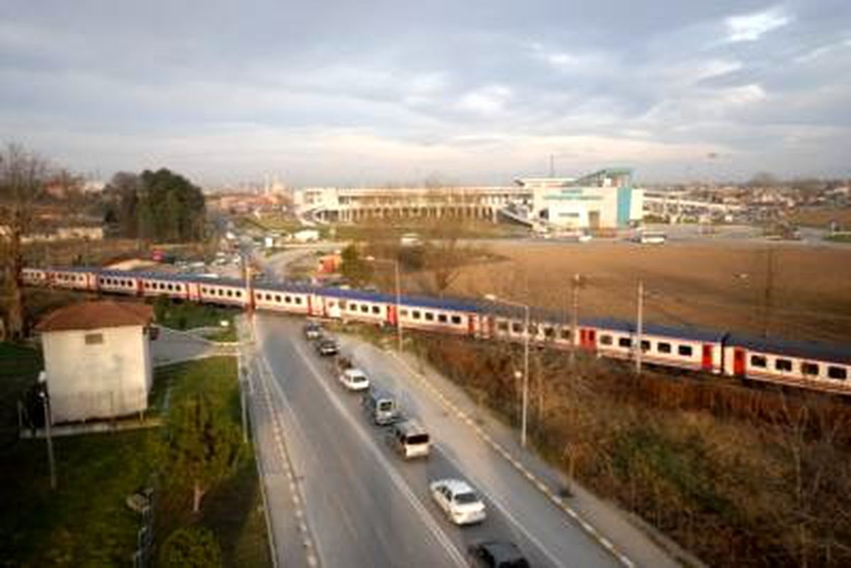 Tren Hemzemin Geçitte Otomobile Çarptı: 2 Yaralı