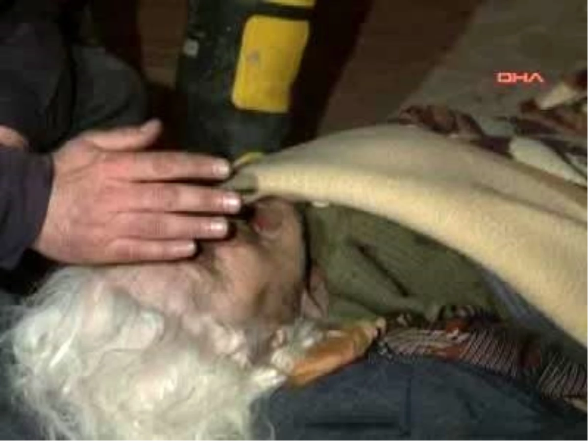 Yangında Mahsur Kalan Yaşlı Kadını İtfaiye Erleri Kurtardı