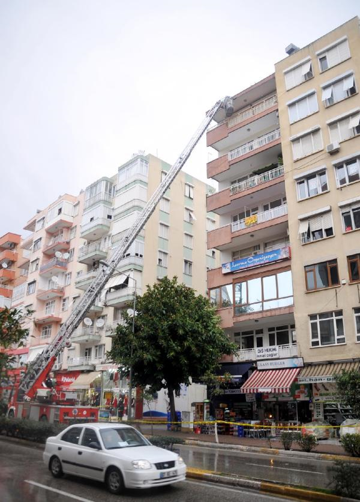Binanın Dış Cephe Sıvaları Döküldü, İtfaiye ve Polis Alarma Geçti