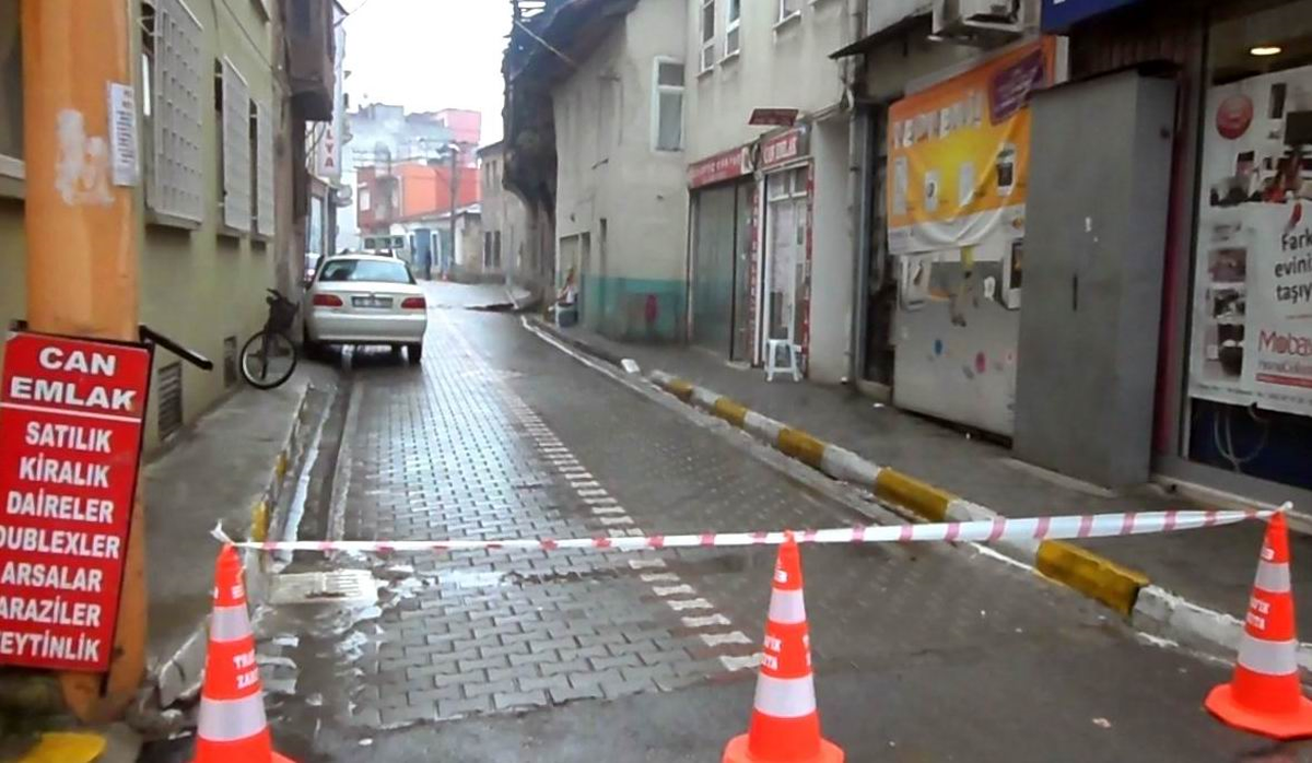 Edremit\'te Tekili Olan Yoğun Yağış Yolu Trafiğe Kapattı