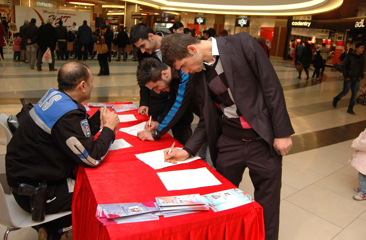 Emniyetten "Kadına Şiddete Karşı" İmza Kampanyası